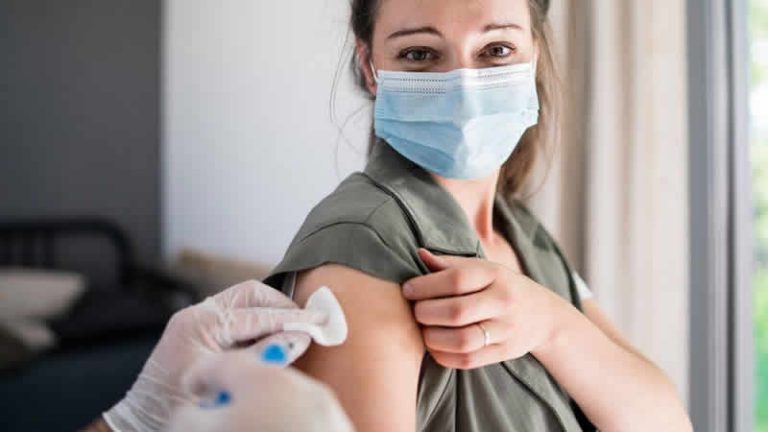 40 yaş üstü tüm kişilere 3. doz Covid-19 aşısı sunulacak