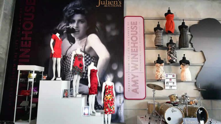 Amy Winehouse’un ‘son giydiği elbise’ 243 bin dolara satıldı