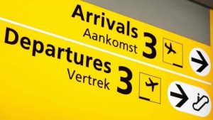 Omicron karantinasından kaçan çift uçakta gözaltına alındı