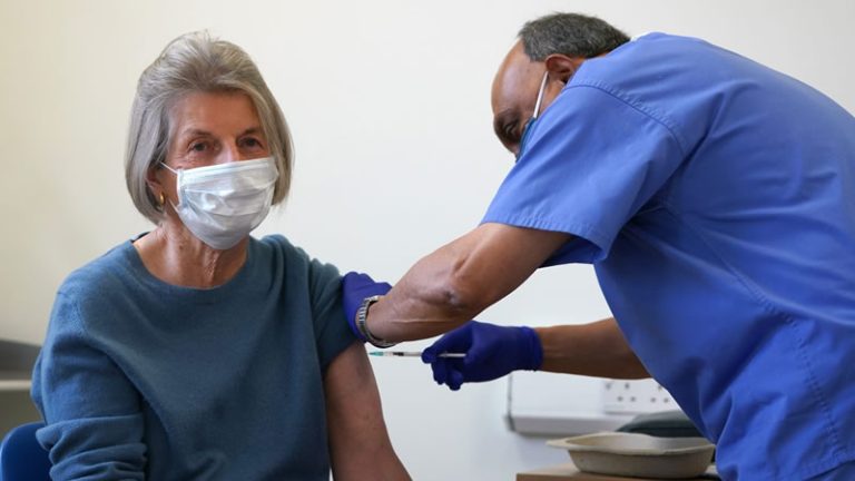 İngiltere’de 3. doz aşı için rezervasyonlar 1 ay öne çekildi