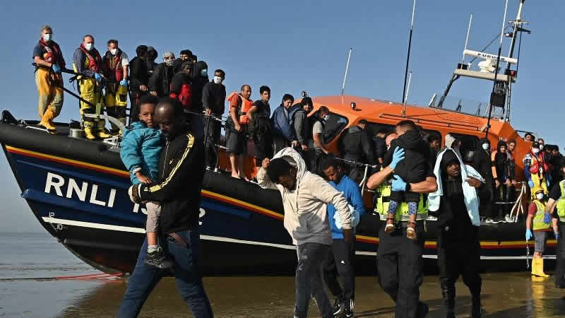 İngiltere’ye bir günde rekor sayıda göçmen giriş yaptı