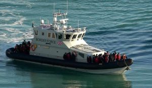 Manş Denizi’ni geçmeye çalışan bir göçmen hayatını kaybetti