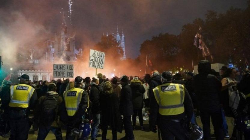 Londra’da “V for Vendetta” maskeli protestocular polisle çatıştı