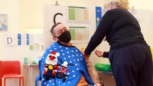 Birleşik Krallık’ta binlerce kişi Noel’de de aşı olmaya devam etti