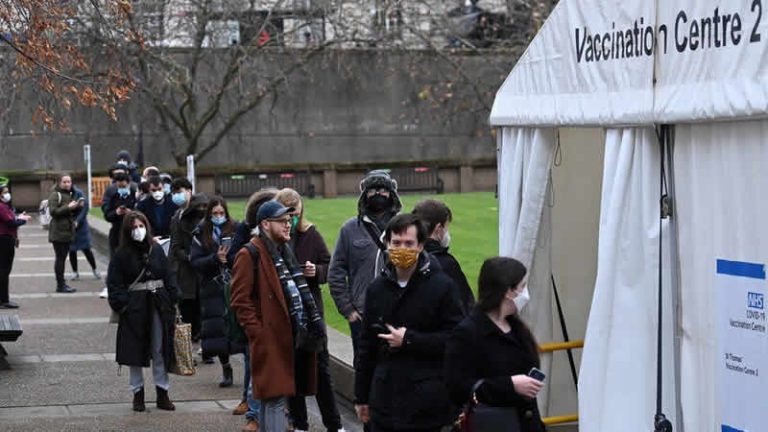 İngiltere’de Omicron nedeniyle Covid uyarı seviyesi dörde yükseltildi