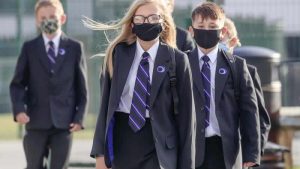 İngiltere’de bazı okullar vakalar arttıkça açık kalmakta zorlanıyor