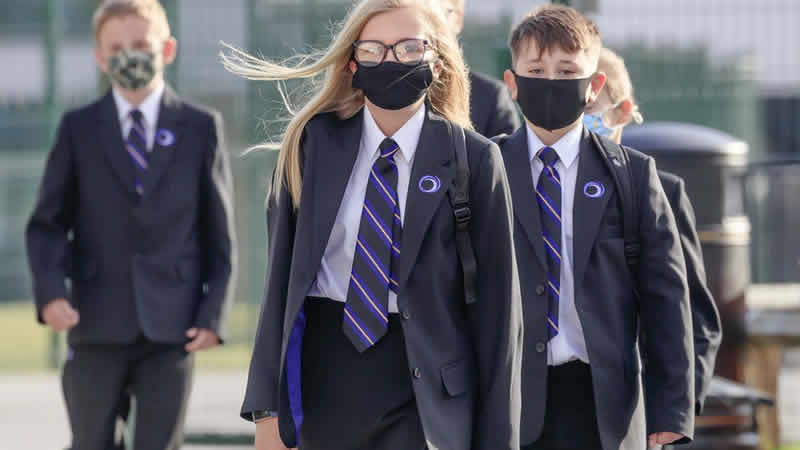 İngiltere’de bazı okullar vakalar arttıkça açık kalmakta zorlanıyor