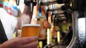 İrlanda, bar ve restoranları erken kapatmaya hazırlanıyor