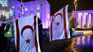 Kıbrıs Türkleri KKTC bayrağının indirilmesini protesto etti