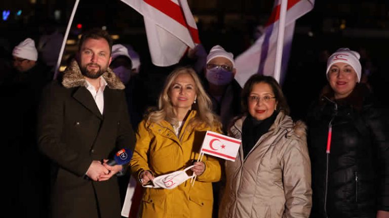 Kuzey Kıbrıs Türk Cumhuriyeti bayrağı çöpe atıldı, halk protesto etti