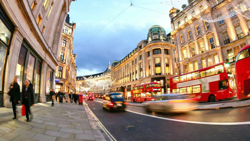 Noel arifesinde şehir merkezlerinde alış veriş yapanların sayısı azaldı