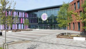 Öğrenciler cuma namazını “öğretmen zoruyla” soğukta kıldı