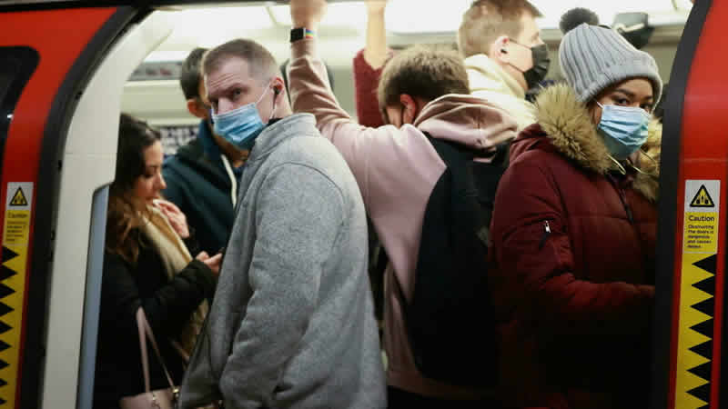 ‘Omicron varyantı İngiltere’de en baskın tür olacak’