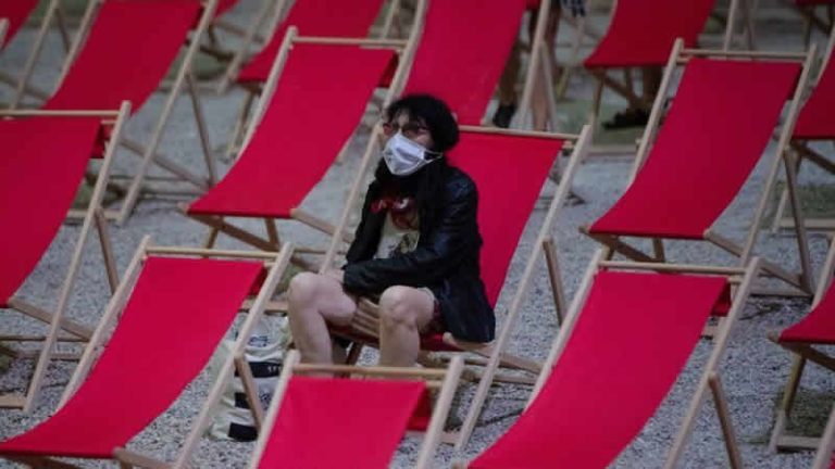 Omicron varyantı tatil rezervasyonlarını vurdu