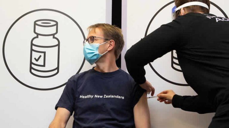 Para karşılığı başkalarının yerine aşı olan adam yakalandı