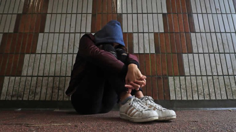 Çocuk bakım sistemi savunmasız gençleri daha fazla riske atıyor