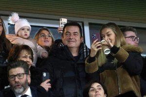 Hull City’nin maçını tribünden izleyen Acun Ilıcalı taraftarı coşturdu