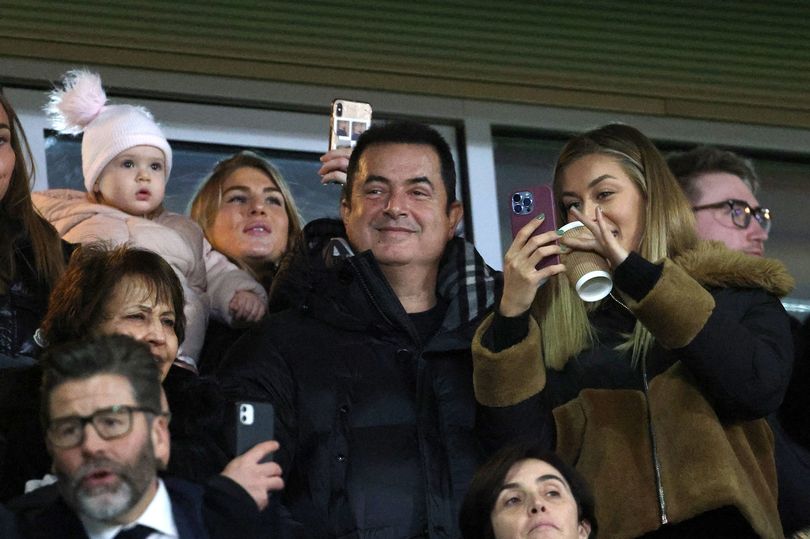 Hull City’nin maçını tribünden izleyen Acun Ilıcalı taraftarı coşturdu