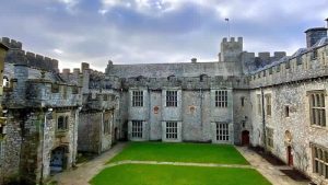 Afgan mültecilerin ve kraliyet ailesi çocuklarının birlikte okuduğu okul