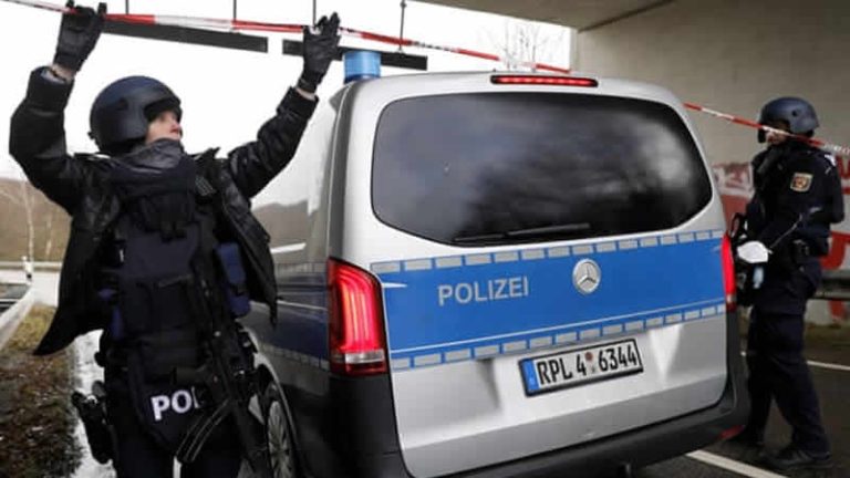 Almanya’da trafik kontrolü yapan iki polis silahlı saldırıda hayatını kaybetti