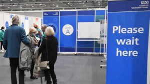 İngiltere Aşı Görev Gücü eski Başkanı: “Toplu aşılamayı durdurun”