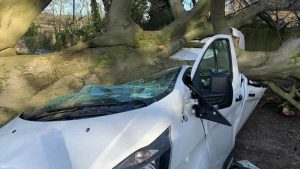 İngiltere ve İskoçya’da fırtına nedeniyle binlerce ev elektriksiz kaldı