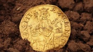 İngiltere’de basılan ilk altın paralardan birini bulan definecinin adı açıklanmadı