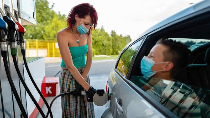 İngiltere’de pompa fiyatlarında indirim yapmayan benzin istasyonlarına tepki