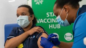 İngiltere’de sağlık personeli için zorunlu Covid-aşısı sona erebilir