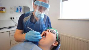 NHS’teki diş hekimi eksikliği nedeniyle hastalar aylarca randevu bekliyor