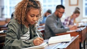 2022’deki GCSE’ler ve A-Level sınavları daha cömert bir şekilde derecelendirilecek