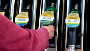 Birleşik Krallık’ta benzin ve motorin fiyatları yeni rekor seviyeye ulaştı