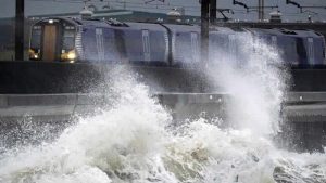Dudley Fırtınası nedeniyle tren seferleri iptal ediliyor