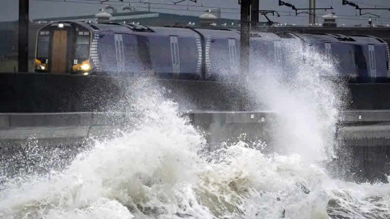 Dudley Fırtınası nedeniyle tren seferleri iptal ediliyor
