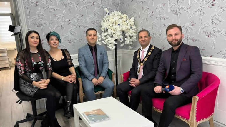 Enfield Belediye Başkanı Özaydın’dan Uzman Psikolog Özgür Aykut’a “hayırlı olsun” ziyareti