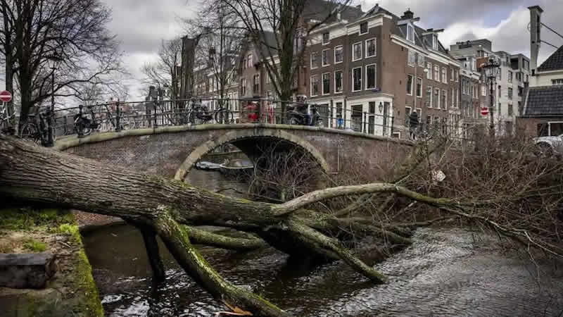 İngiltere’de başlayan Eunice Fırtınası Avrupa’yı da uçurdu: 4 ölüm