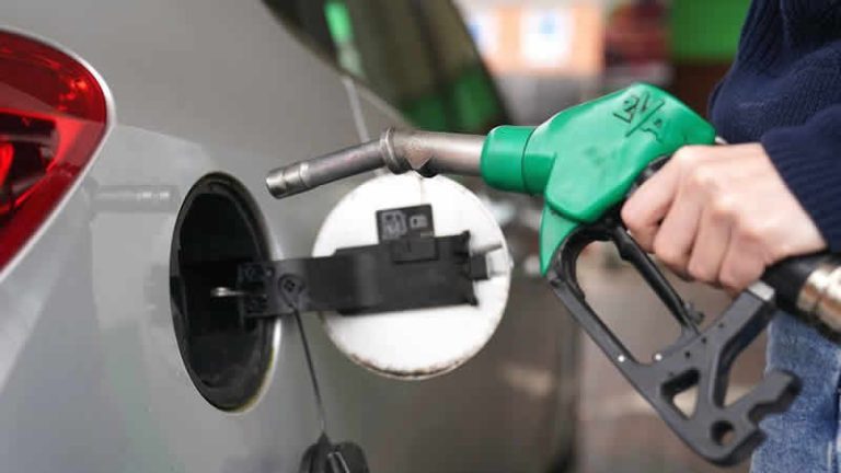 İngiltere’de benzin fiyatı 1,50 sterlinin üzerine çıktı