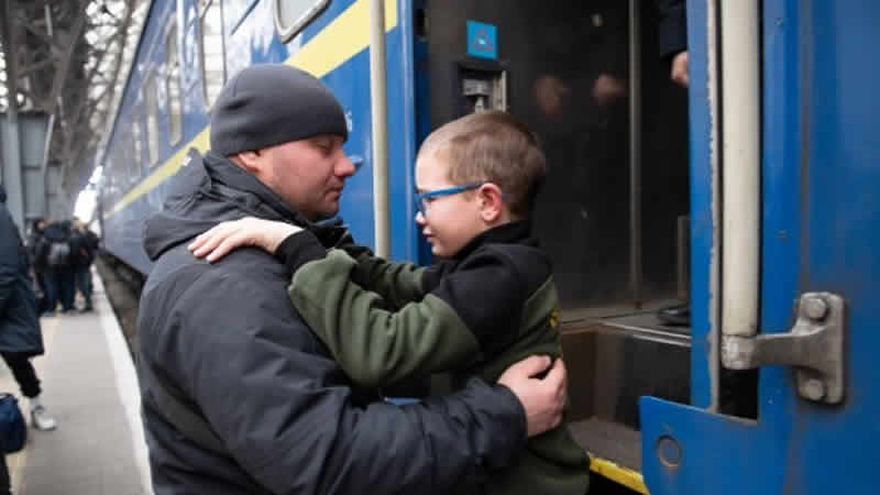 Ukrayna sınırında babalarına veda eden çocukların görüntüleri yürek burktu