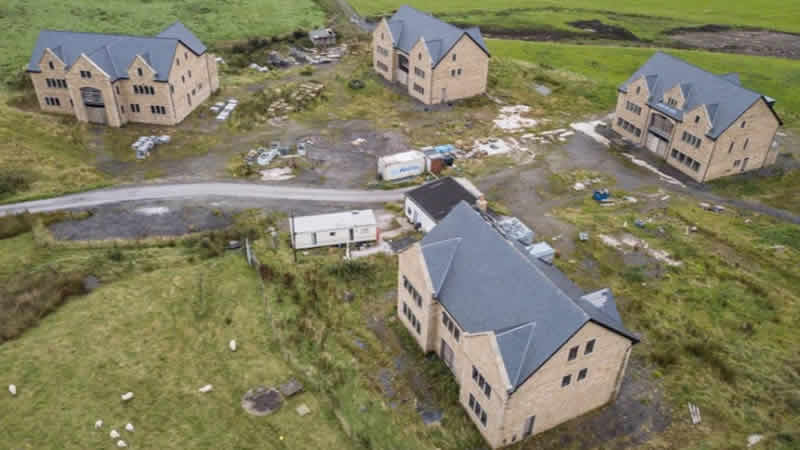 Bolton’da planlama yönetmeliklerine aykırı inşa edilen 5 ev yıkıldı