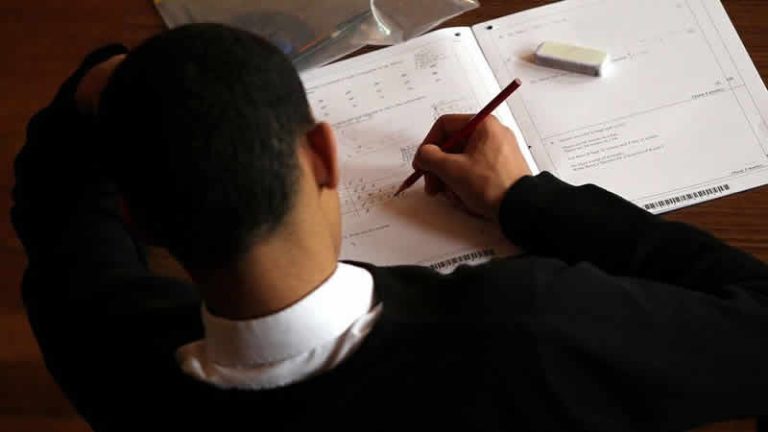 Çocukları yerel okullara kayıt yaptıramayan ebeveynler kabul politikalarına isyan etti