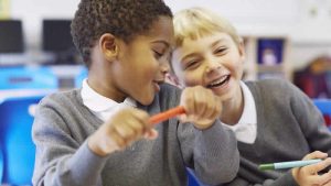 İngiltere’de tüm okullar haftada en az 32,5 saat açık kalacak