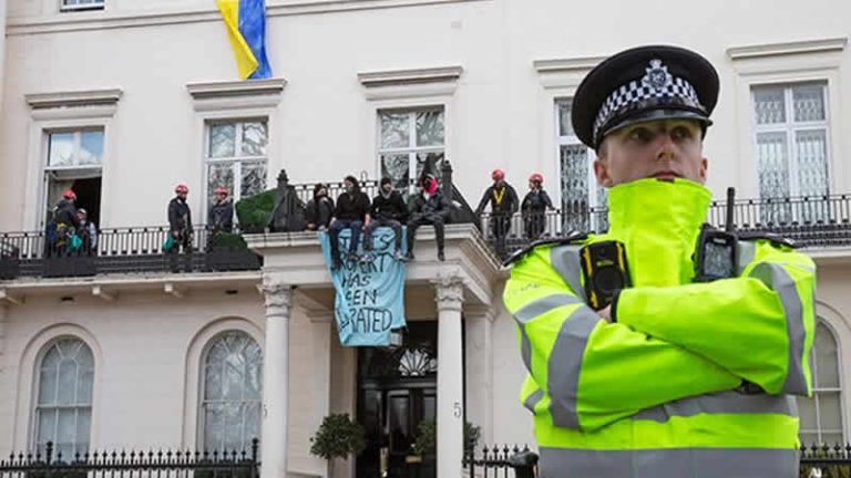 İngiltere’de Rus milyarderlerin villaları işgal edildi