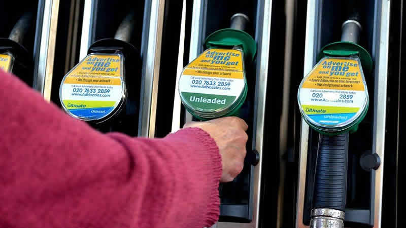 İngiltere’de benzinin litresi 1,60 sterlinin üzerine çıkarak yeni rekor kırdı