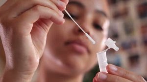 İngiltere’de ücretsiz Covid testlerinin son günü endişeleri artırıyor