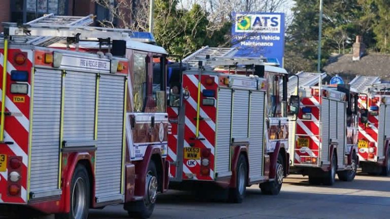 İngiltere’nin Ukrayna’ya bağışladığı 22 itfaiye aracı yola çıktı