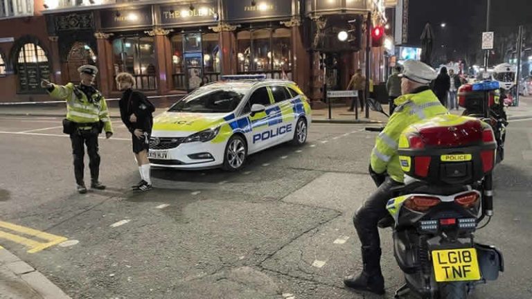 Doğu Londra’da e-scooter kullanan genç kız minibüsle çarpışarak hayatını kaybetti