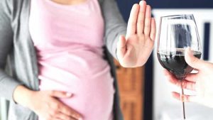 NHS, hamile kadınlara ne kadar içki içtiklerini soracak