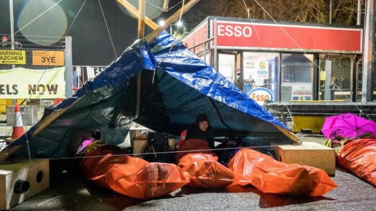Çevre örgütünden Heathrow yakınlarındaki petrol tesisinde protesto