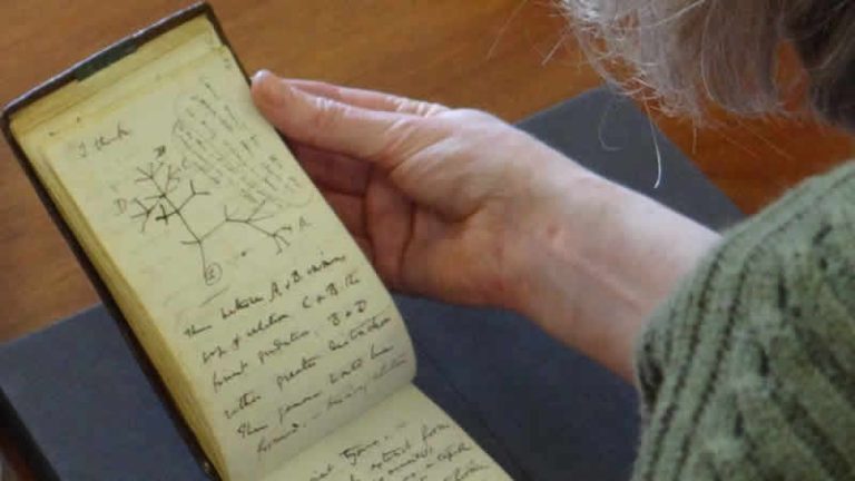 Charles Darwin’in kayıp defterleri 22 yıl sonra gizlice iade edildi