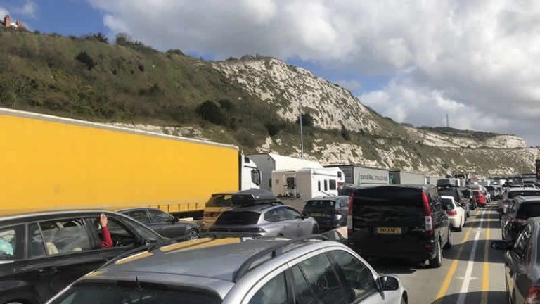 Dover’de kanallar arası feribot sıkıntısı nedeniyle araç kuyruğu sürüyor